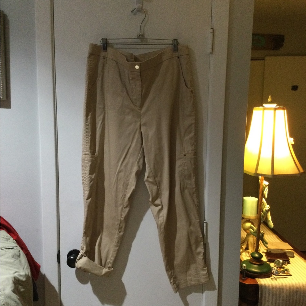 Chicos khacki cargo pant.
